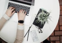 Po co aplikacjom dostęp do mikrofonu, GPS i kontaktów?