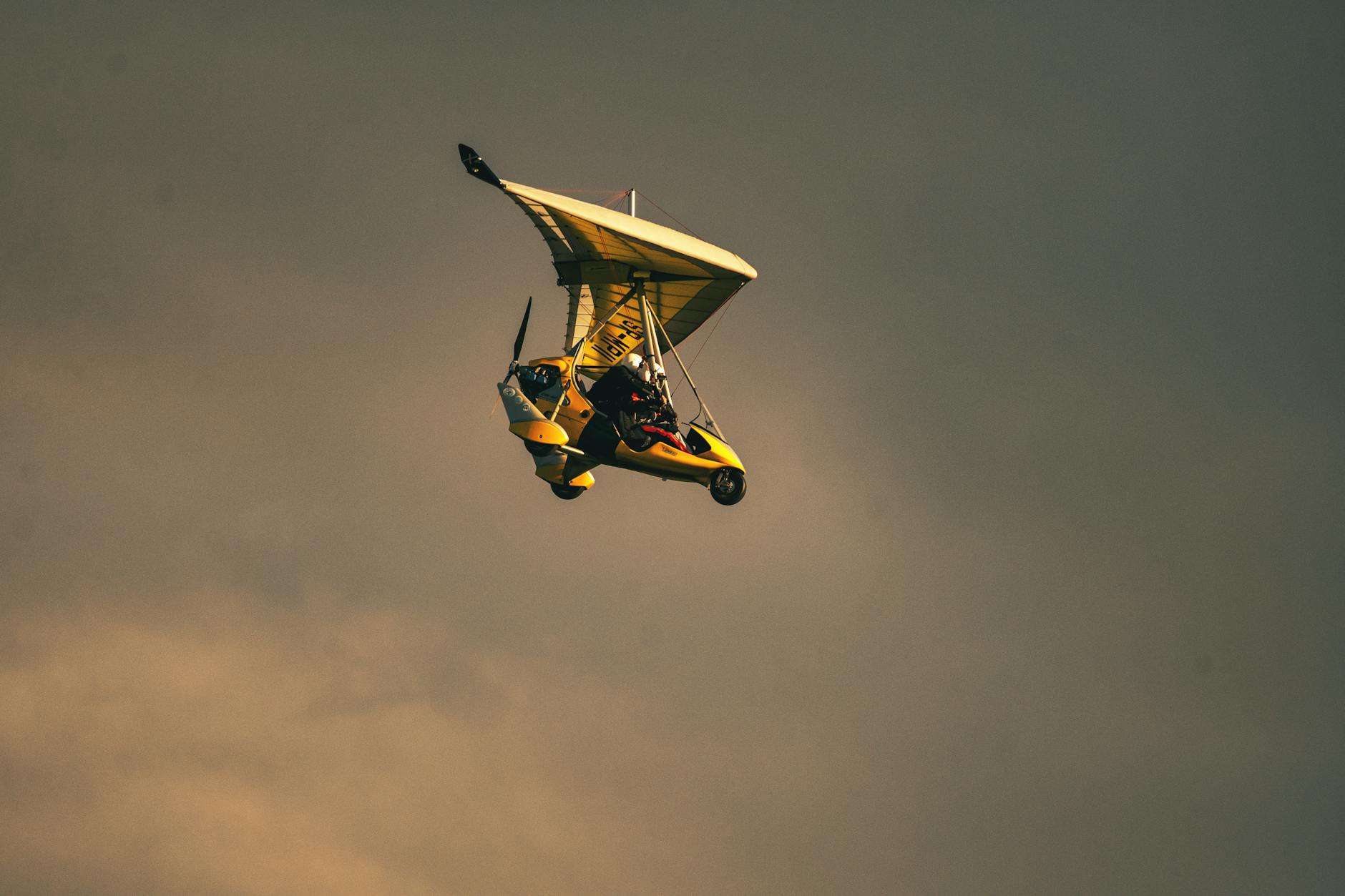 Ultralekki samolot w locie o zachodzie słońca nad horyzontem