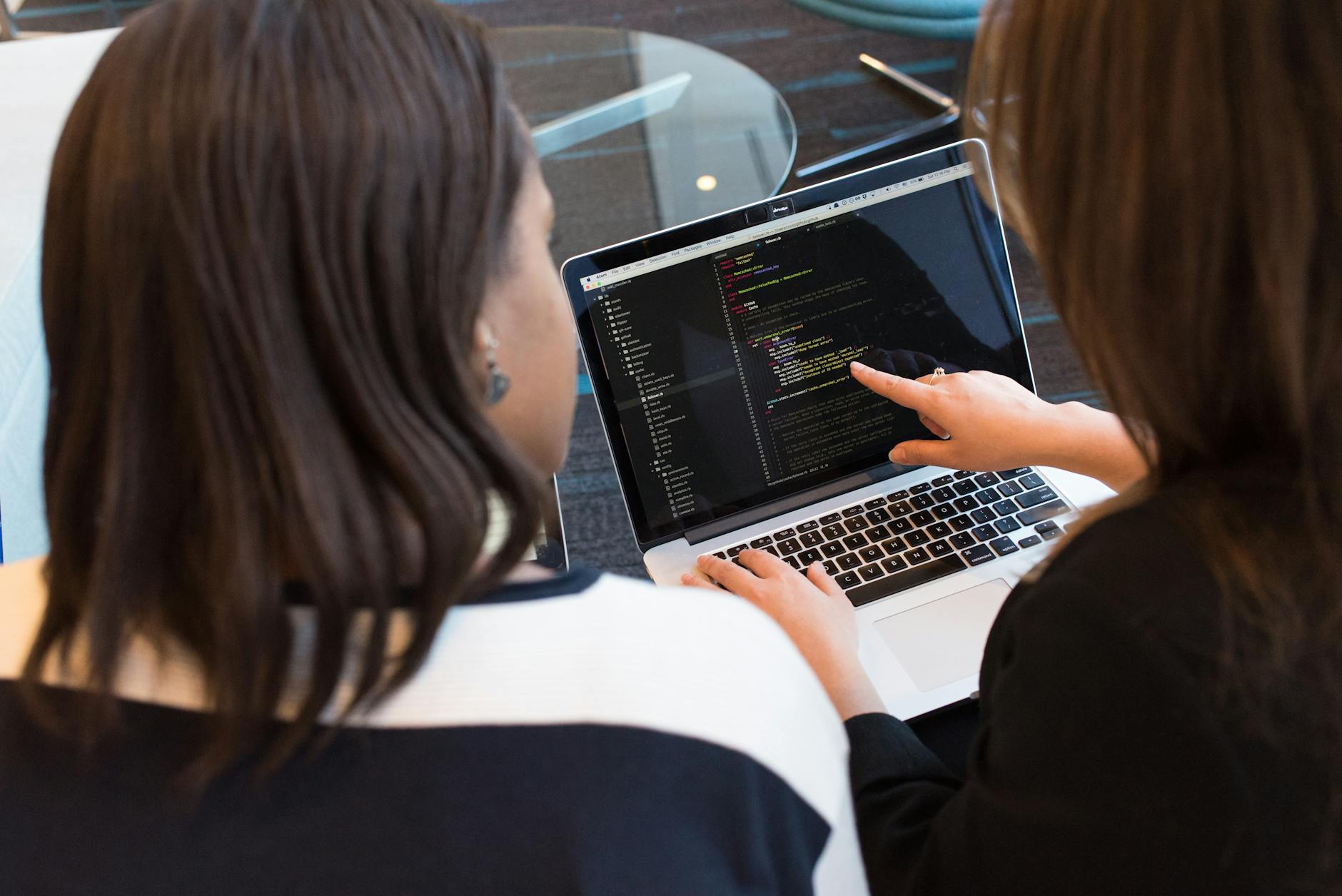 Dwie programistki pracujące razem nad kodem open source
