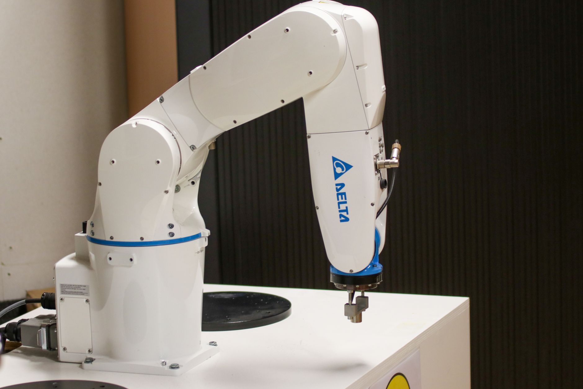 Robotyczne ramię Delta w hali produkcyjnej z automatyczną linią