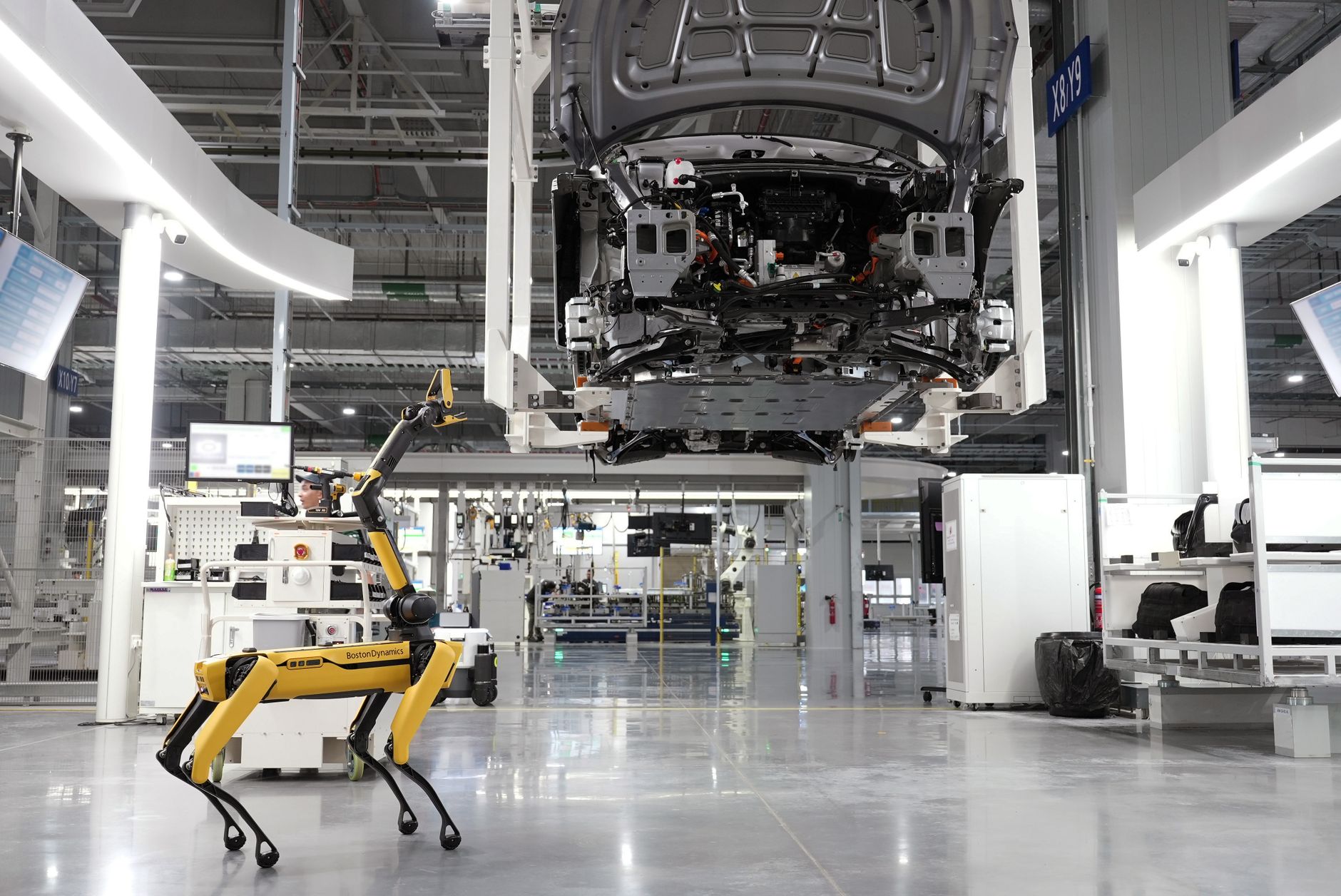 Robotyczny pies nadzoruje zautomatyzowaną linię montażu samochodów