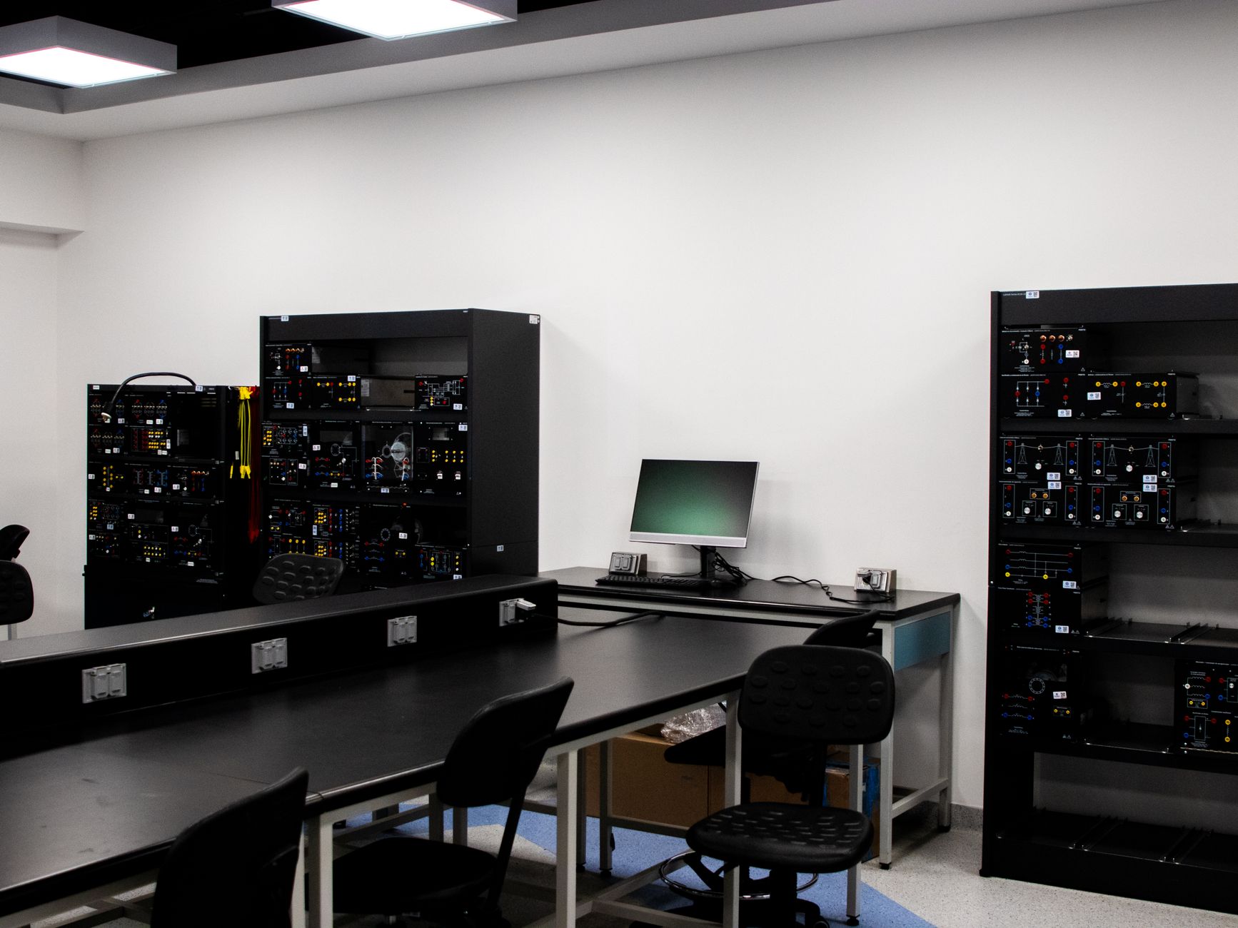 Nowoczesne laboratorium elektroniki z stanowiskami do testów IoT