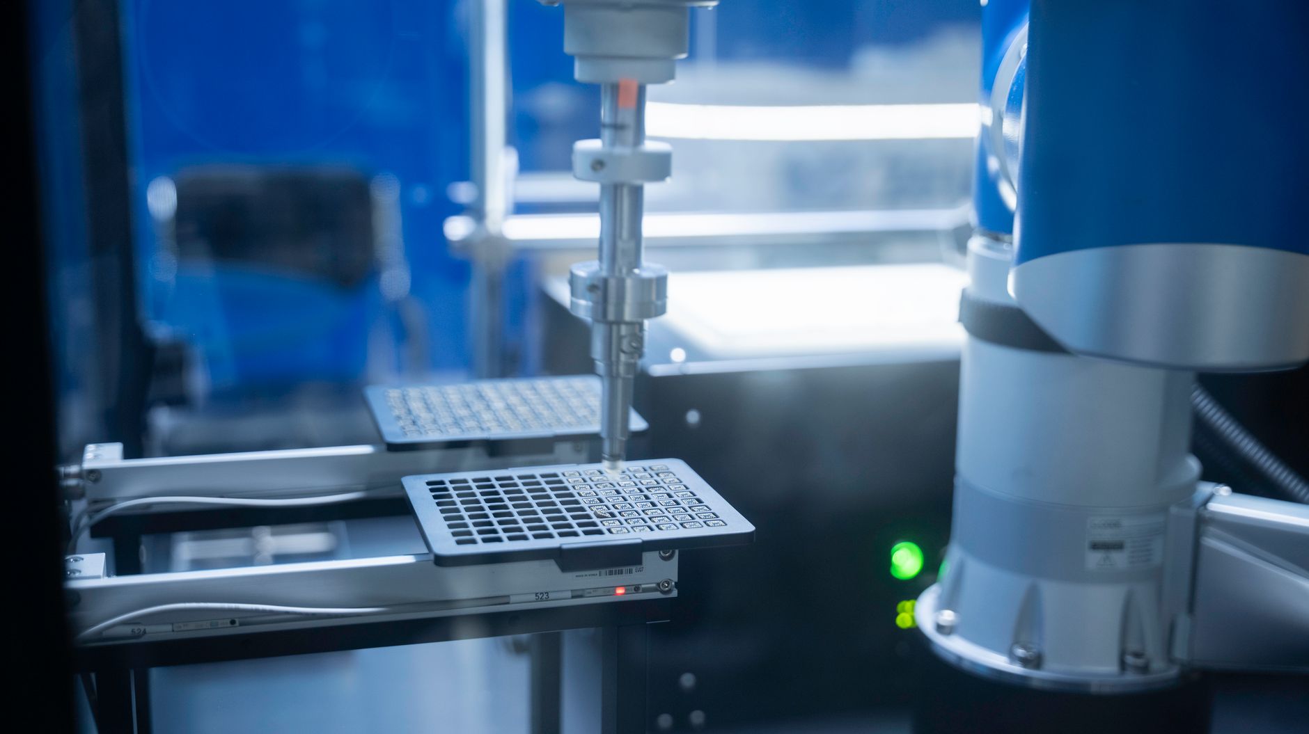 Ramię robota precyzyjnie automatyzuje proces w laboratorium