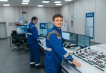 Systemy SCADA a platformy AI: jak zintegrować zaawansowaną analitykę bez modyfikacji kodu sterowników Dwóch techników obsługujących maszyny w nowoczesnej sterowni przemysłowej