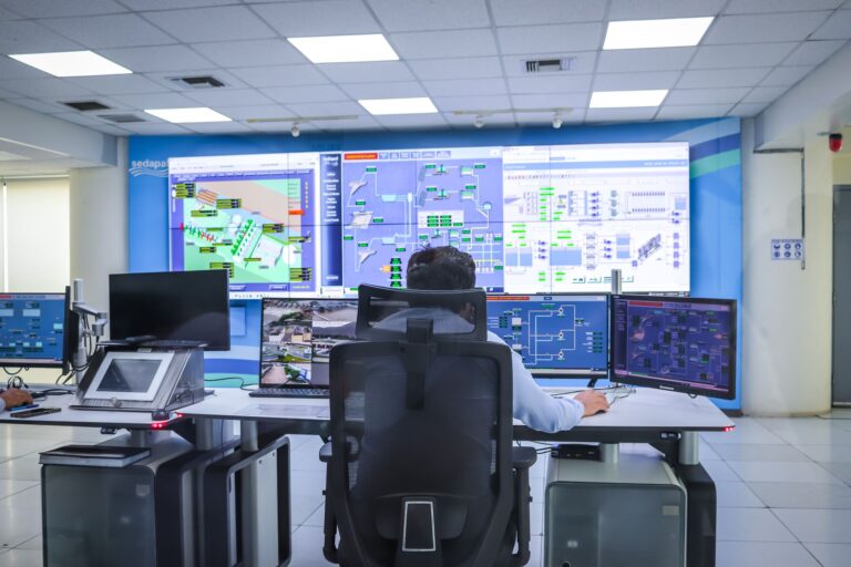 Operator zarządzający systemami technologicznymi w nowoczesnej sterowni